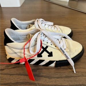 Off-White Black and White Arrow Sneakers with Red Tag